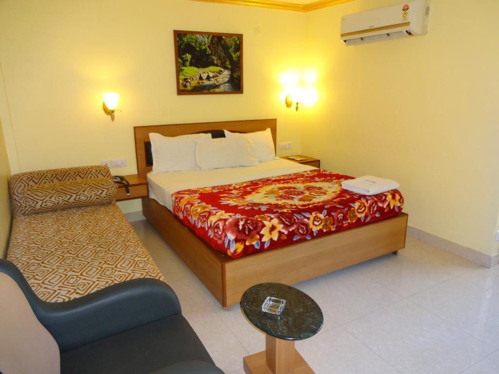 Hotel Nahar Manchester Inn Коимбаторе Стая снимка