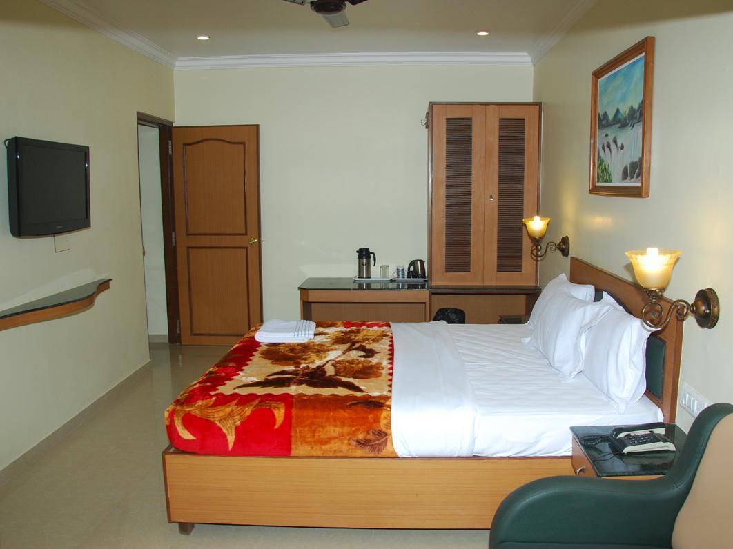 Hotel Nahar Manchester Inn Коимбаторе Екстериор снимка